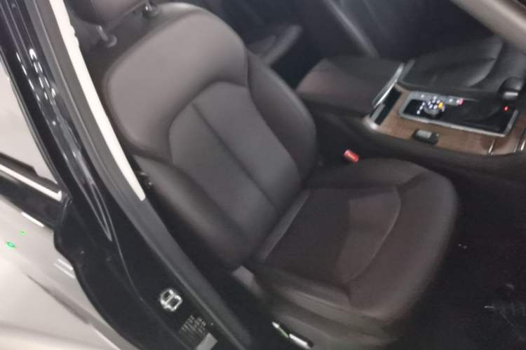 Used Roewe RX8 2018 30T Smart Connectivity Four-Wheel Drive Flagship Edition Right Front Seat