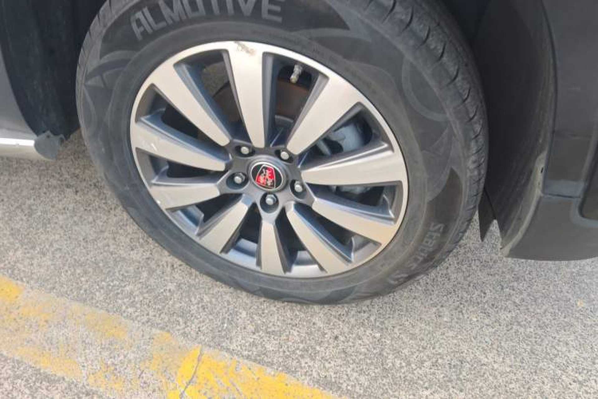 Used Roewe RX8 2018 30T Smart Connectivity Two-Wheel Drive Flagship Edition Right Front Wheel Hub