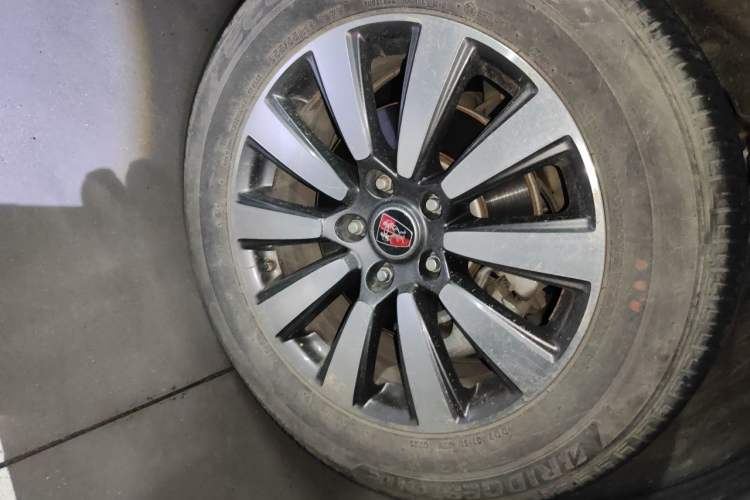 Used Roewe RX8 2018 30T Smart Connectivity Four-Wheel Drive Flagship Edition Right Front Wheel Hub