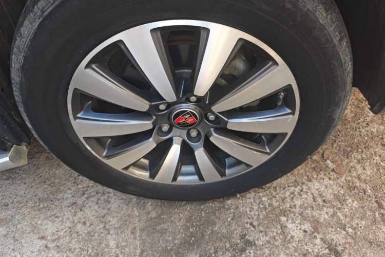 Used Roewe RX8 2018 30T Smart Connectivity Two-Wheel Drive Flagship Edition Right Front Wheel Hub