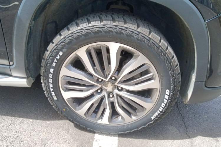 Used Roewe RX8 2018 30T Smart Connectivity All-Wheel Drive Supreme Edition Right Front Wheel Hub