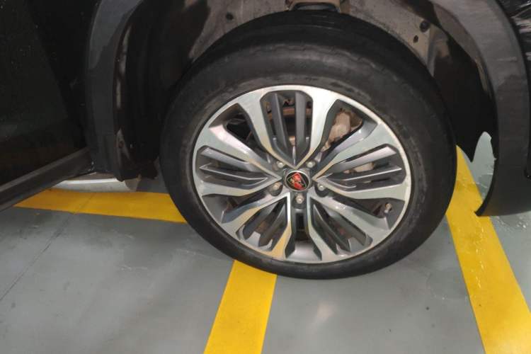 Used Roewe RX8 2018 30T Smart Connectivity All-Wheel Drive Supreme Edition Right Front Wheel Hub