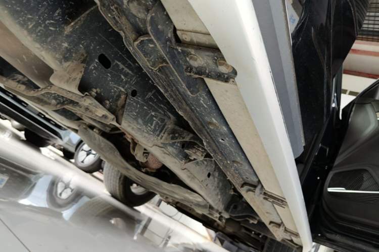 Used Roewe RX8 2018 30T Smart Connectivity Two-Wheel Drive Flagship Edition Right Side Sill