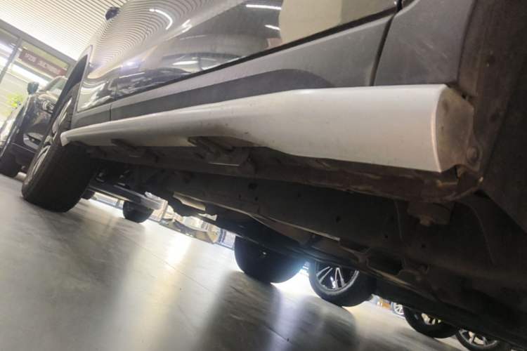 Used Roewe RX8 2018 30T Smart Connectivity Two-Wheel Drive Flagship Edition Right Side Sill