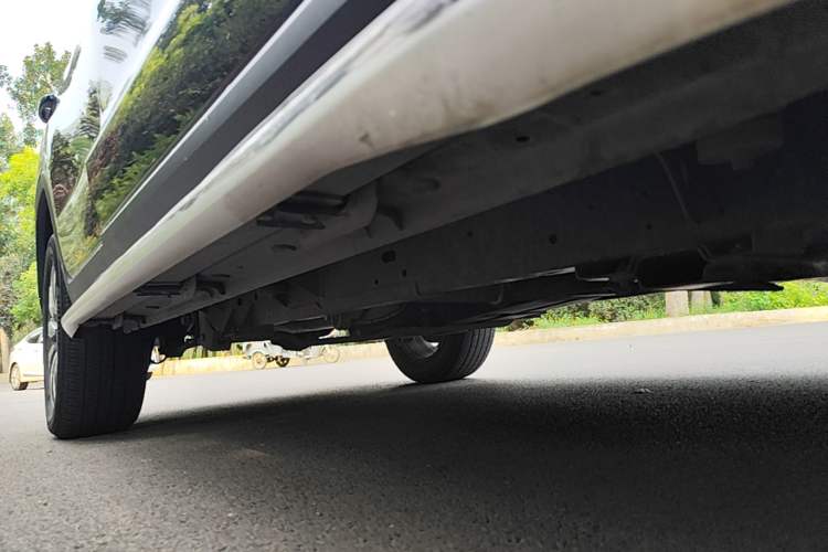 Used Roewe RX8 2018 30T Smart Connectivity Four-Wheel Drive Flagship Edition Right Side Sill