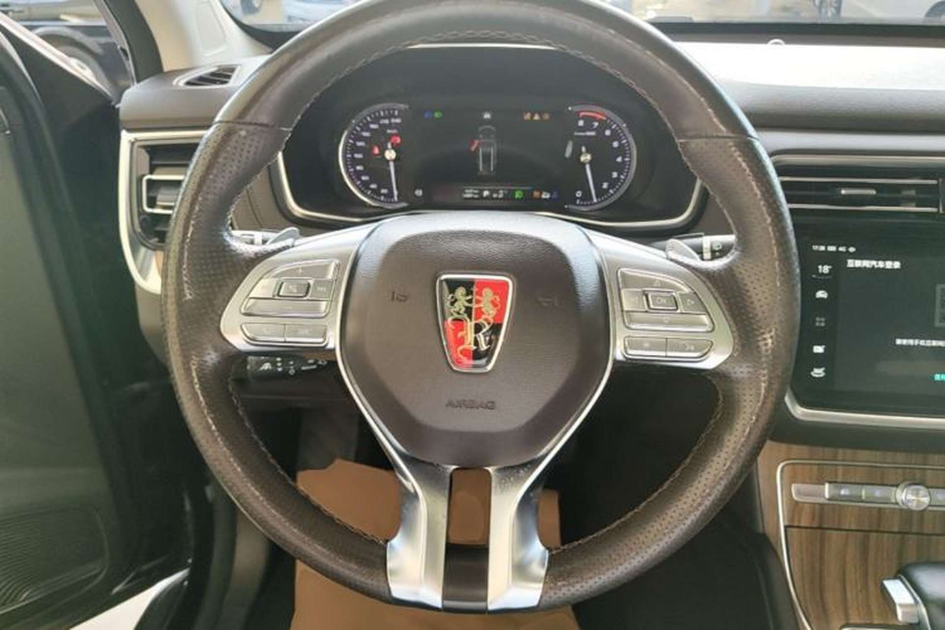 Used Roewe RX8 2018 30T Smart Connectivity All-Wheel Drive Supreme Edition Steering Wheel