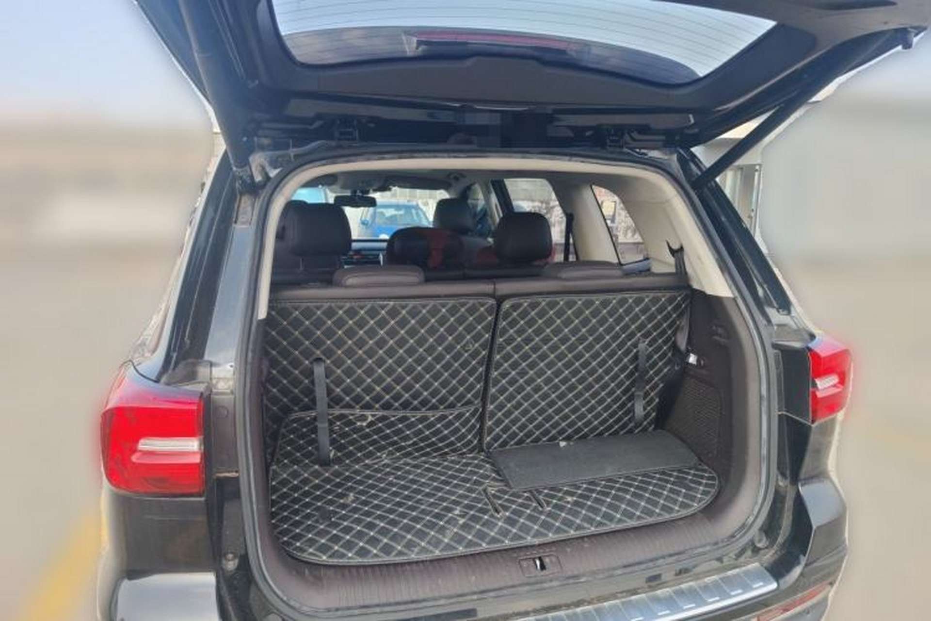 Used Roewe RX8 2018 30T Smart Connectivity Two-Wheel Drive Flagship Edition Trunk