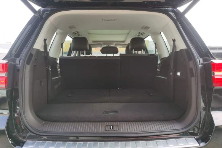 Used Roewe RX8 2018 30T Smart Connectivity Two-Wheel Drive Flagship Edition Trunk