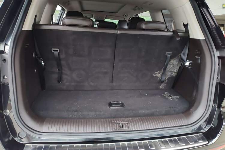 Used Roewe RX8 2018 30T Smart Connectivity All-Wheel Drive Supreme Edition Trunk
