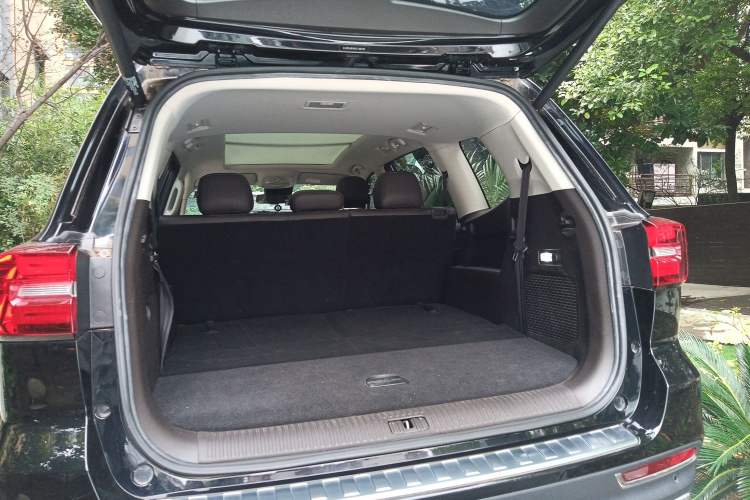 Used Roewe RX8 2018 30T Smart Connectivity Two-Wheel Drive Supreme Edition Trunk