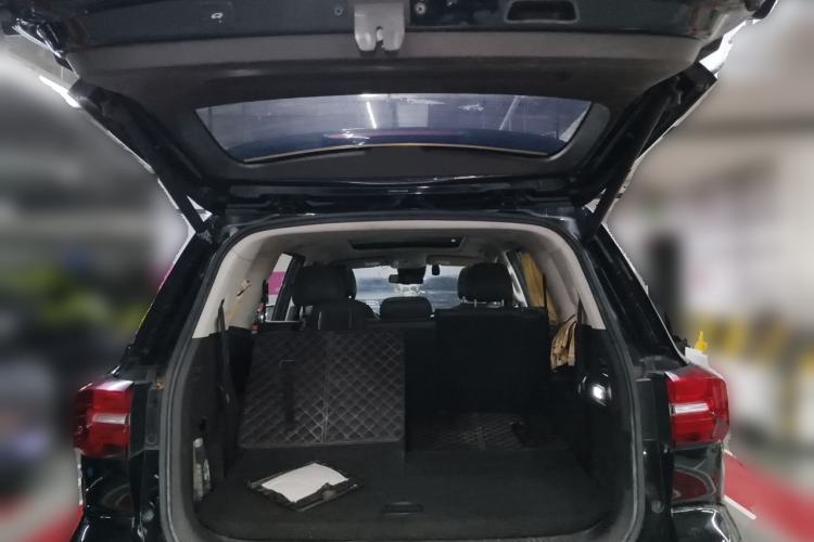 Used Roewe RX8 2018 30T Smart Connectivity All-Wheel Drive Supreme Edition Trunk