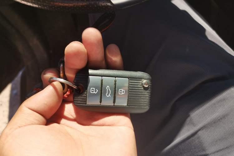 Used Roewe RX8 2018 30T Smart Connectivity All-Wheel Drive Supreme Edition Vehicle Key