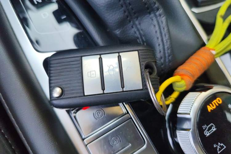 Used Roewe RX8 2018 30T Smart Connectivity All-Wheel Drive Supreme Edition Vehicle Key
