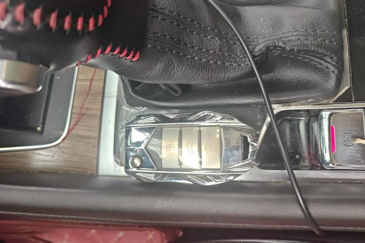 Used Roewe RX8 2018 30T Smart Connectivity All-Wheel Drive Supreme Edition Vehicle Key