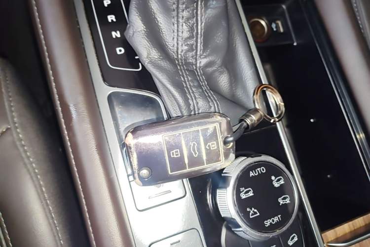Used Roewe RX8 2018 30T Smart Connectivity All-Wheel Drive Supreme Edition Vehicle Key