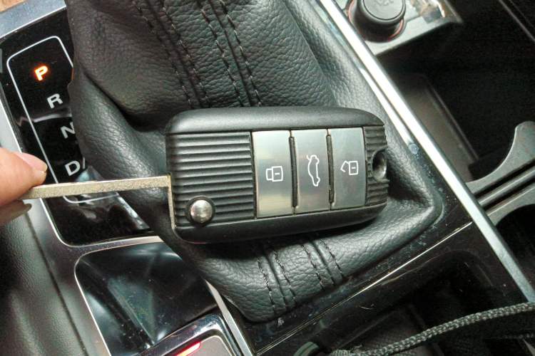 Used Roewe RX8 2018 30T Smart Connectivity Two-Wheel Drive Supreme Edition Vehicle Key