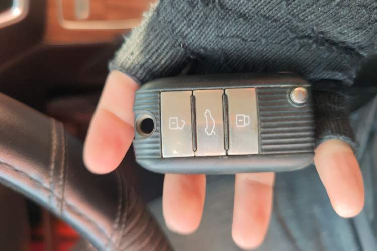Used Roewe RX8 2018 30T Smart Connectivity All-Wheel Drive Supreme Edition Vehicle Key