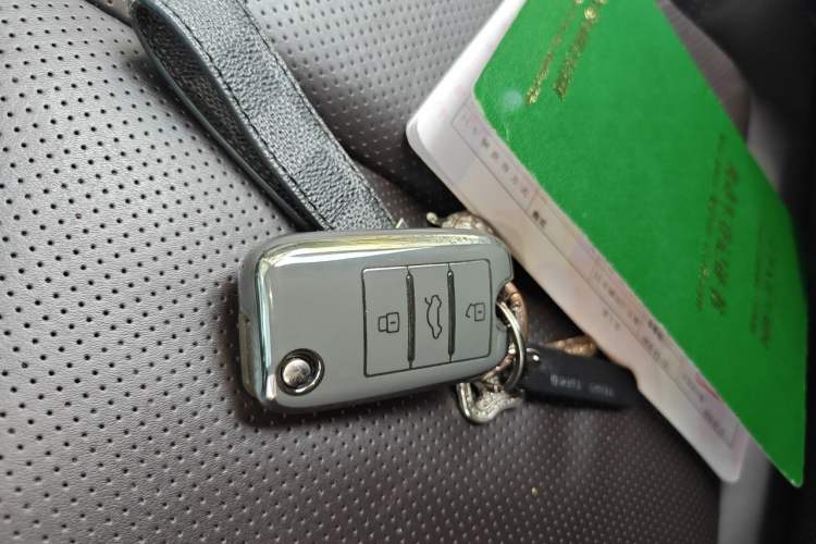 Used Roewe RX8 2018 30T Smart Connectivity Two-Wheel Drive Supreme Edition Vehicle Key