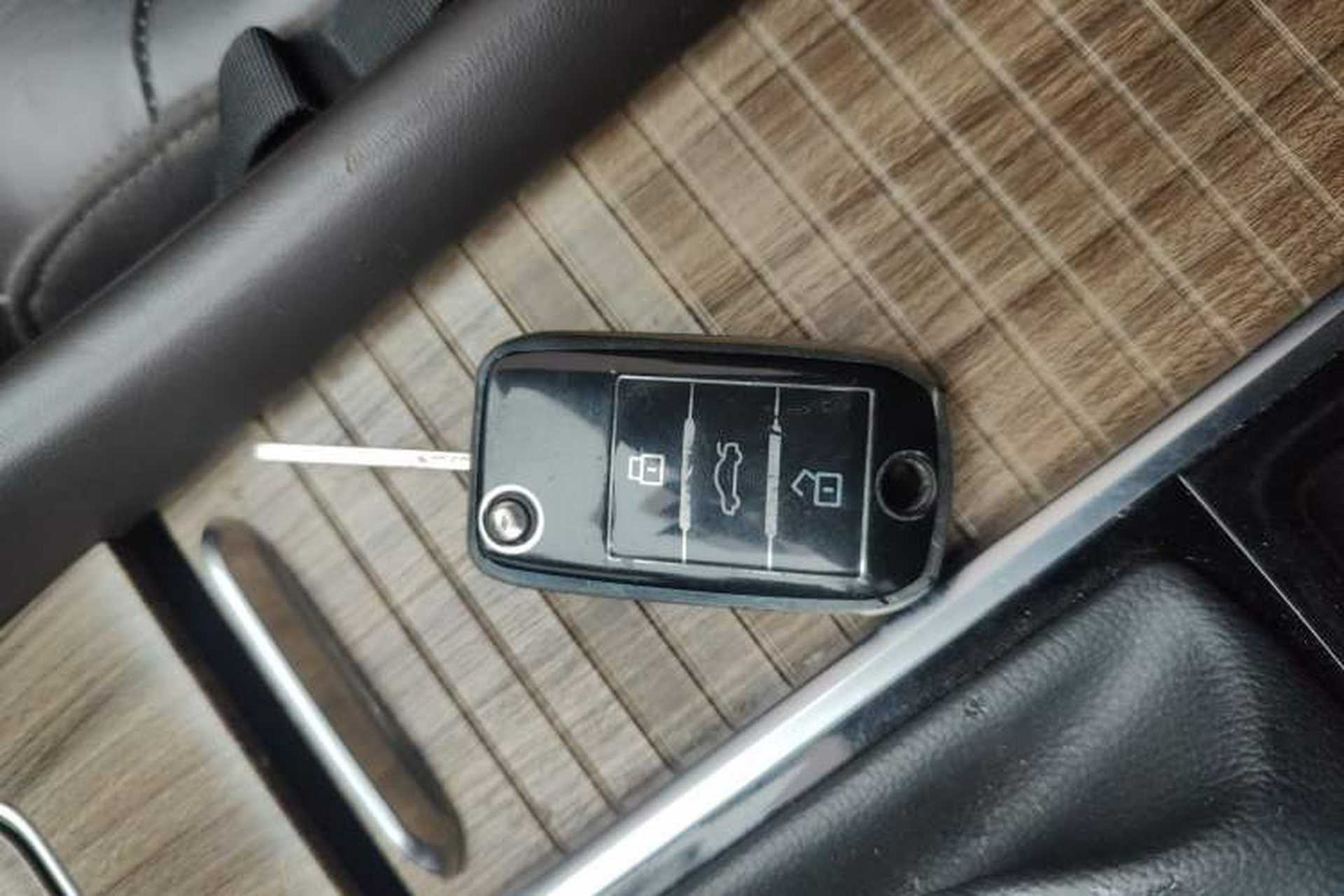 Used Roewe RX8 2018 30T Smart Connectivity Two-Wheel Drive Flagship Edition Vehicle Key