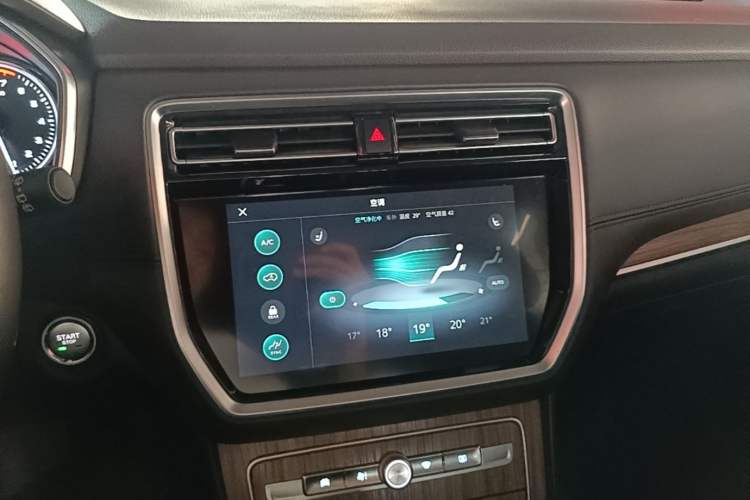 Used Roewe RX8 2018 30T Smart Connectivity Two-Wheel Drive Flagship Edition Audio And AC Panel