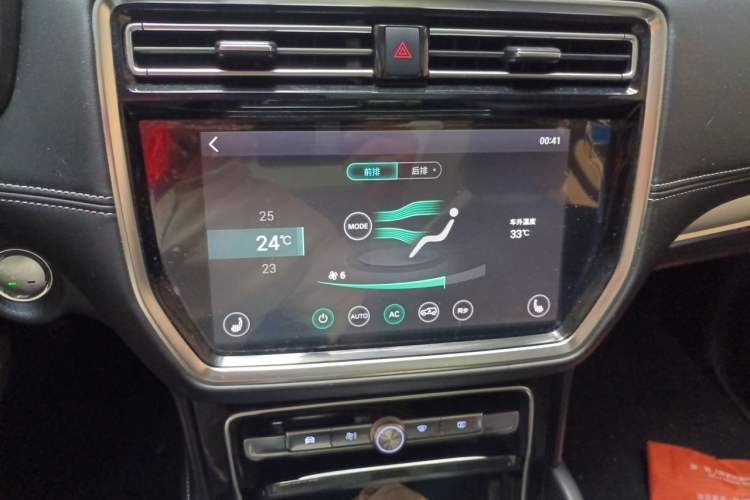 Used Roewe RX8 2018 30T Two-Wheel Drive Flagship Edition Audio And AC Panel