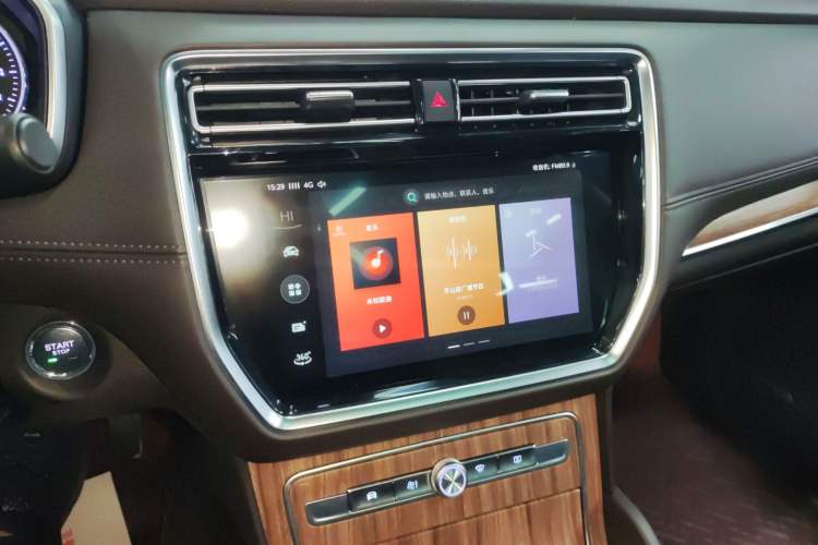 Used Roewe RX8 2018 30T Smart Connectivity Two-Wheel Drive Flagship Edition Audio And AC Panel