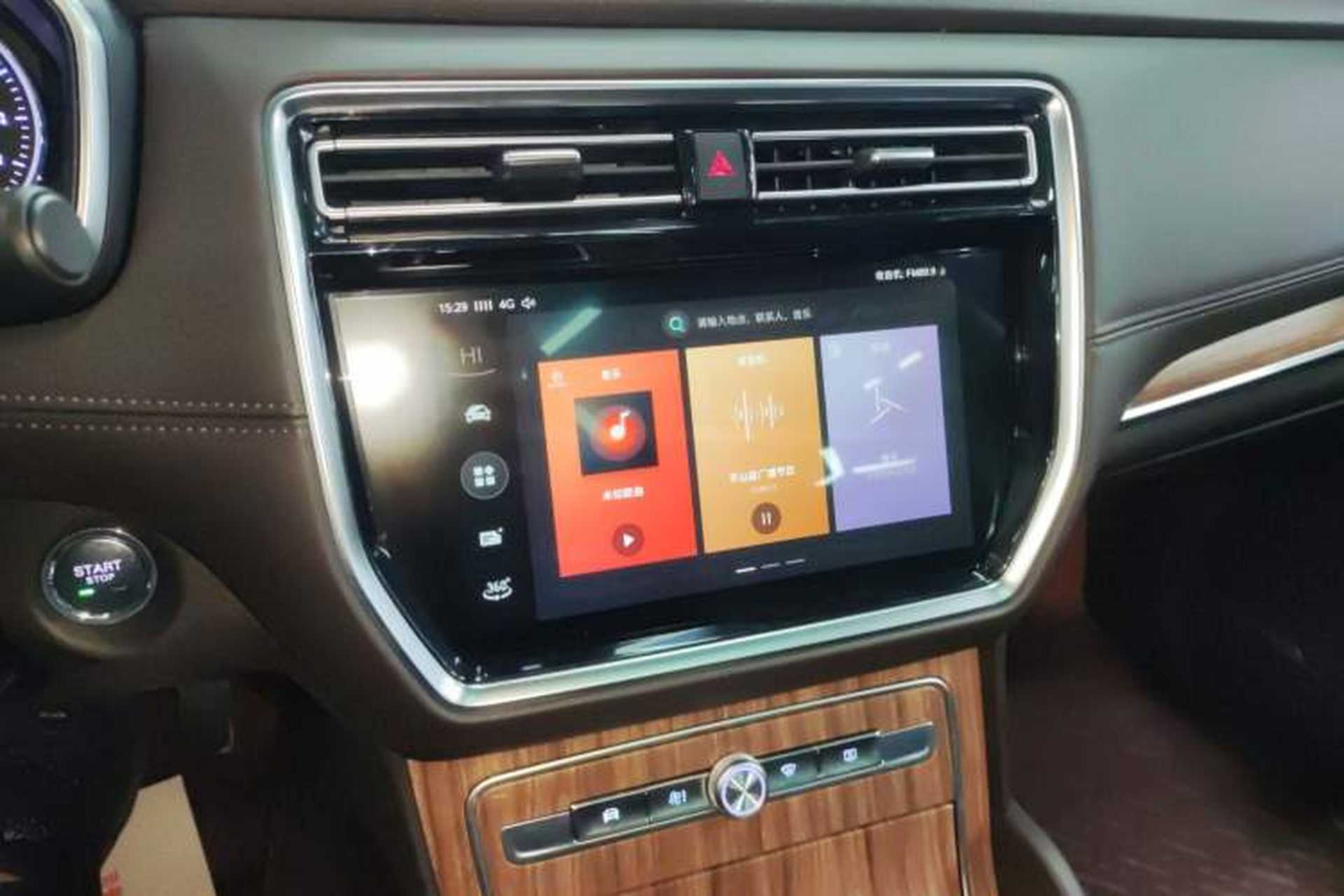 Used Roewe RX8 2018 30T Smart Connectivity Two-Wheel Drive Flagship Edition Audio And AC Panel