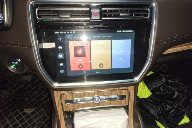 Used Roewe RX8 2018 30T Smart Connectivity Two-Wheel Drive Flagship Edition Audio And AC Panel