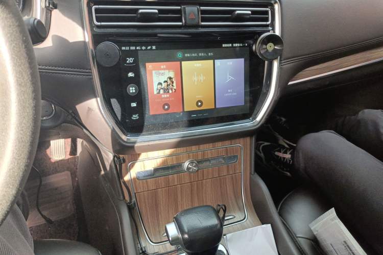 Used Roewe RX8 2018 30T Smart Connectivity Four-Wheel Drive Flagship Edition Audio And AC Panel