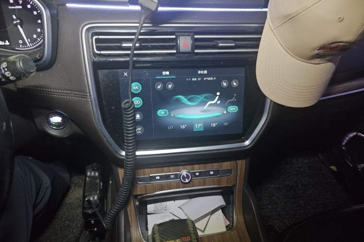 Used Roewe RX8 2018 30T Smart Connectivity All-Wheel Drive Supreme Edition Audio And AC Panel