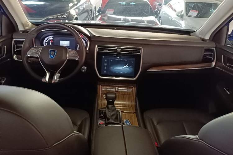Used Roewe RX8 2018 30T Smart Connectivity Two-Wheel Drive Flagship Edition Center Console
