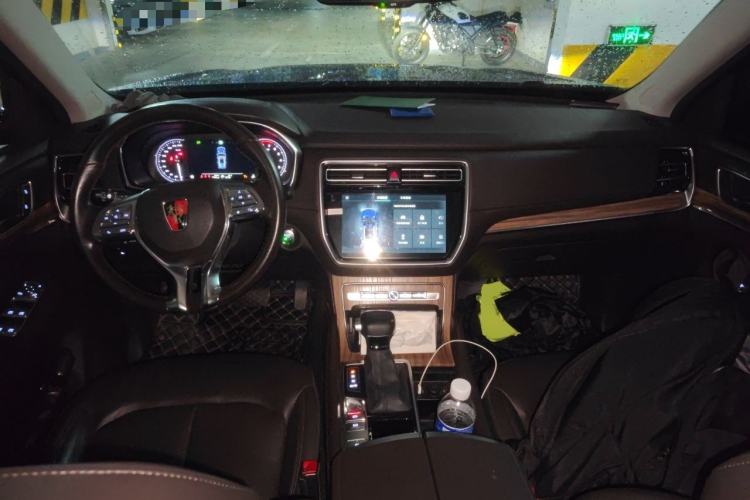 Used Roewe RX8 2018 30T Smart Connectivity Two-Wheel Drive Flagship Edition Center Console