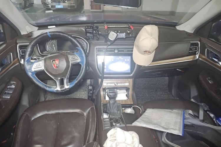 Used Roewe RX8 2018 30T Smart Connectivity All-Wheel Drive Supreme Edition Center Console