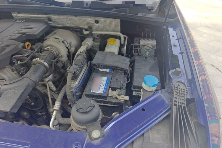 Used Roewe RX8 2018 30T Smart Connectivity Two-Wheel Drive Flagship Edition Engine Bay Left