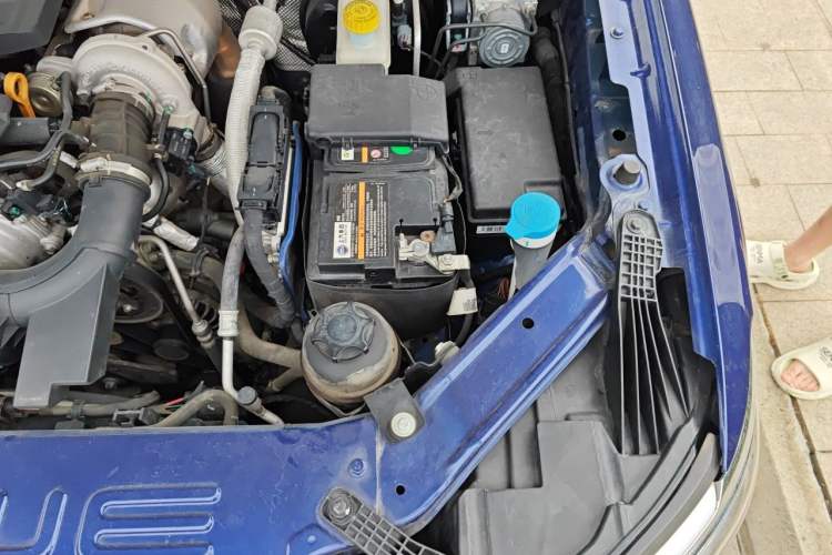Used Roewe RX8 2018 30T Smart Connectivity Two-Wheel Drive Supreme Edition Engine Bay Left