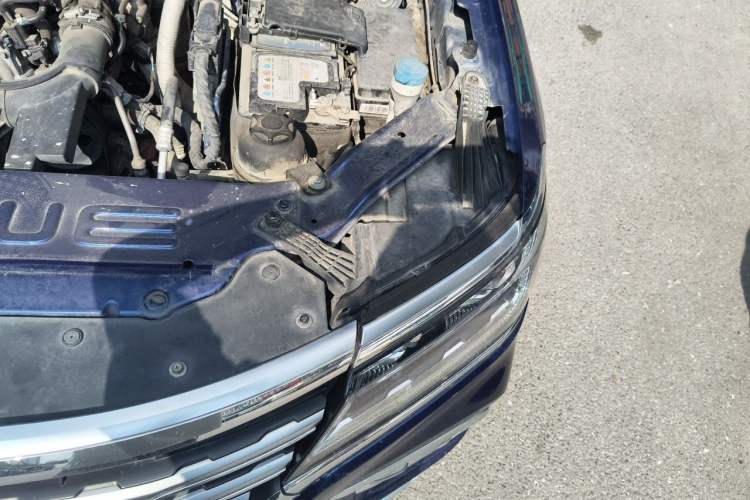 Used Roewe RX8 2018 30T Smart Connectivity Two-Wheel Drive Flagship Edition Engine Bay Left