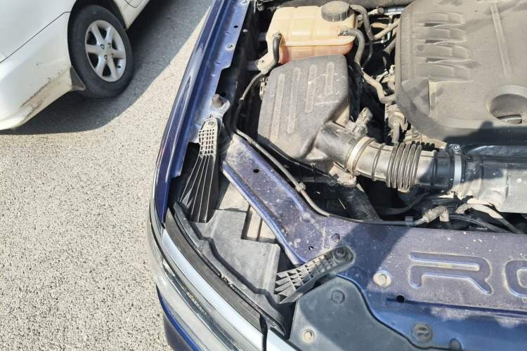 Used Roewe RX8 2018 30T Smart Connectivity Two-Wheel Drive Flagship Edition Engine Bay Right