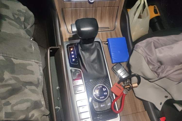 Used Roewe RX8 2018 30T Smart Connectivity All-Wheel Drive Supreme Edition Gear Lever