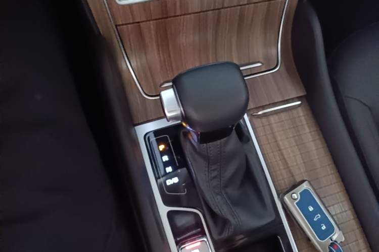 Used Roewe RX8 2018 30T Smart Connectivity Two-Wheel Drive Flagship Edition Gear Lever
