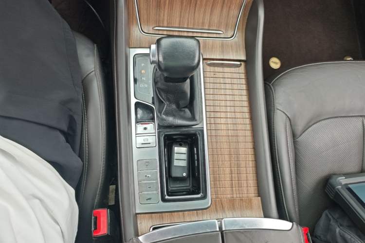 Used Roewe RX8 2018 30T Smart Connectivity Two-Wheel Drive Supreme Edition Gear Lever