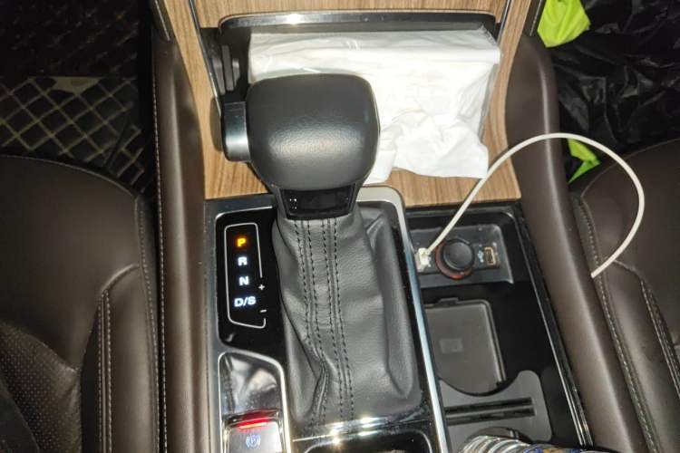 Used Roewe RX8 2018 30T Smart Connectivity Two-Wheel Drive Flagship Edition Gear Lever