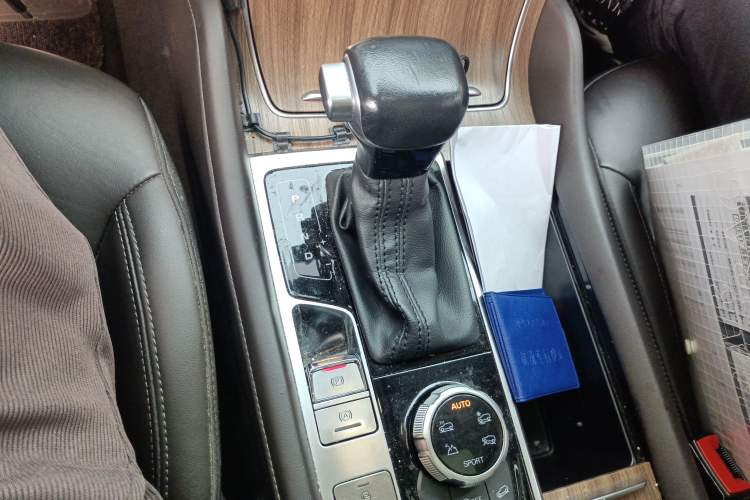 Used Roewe RX8 2018 30T Smart Connectivity Four-Wheel Drive Flagship Edition Gear Lever