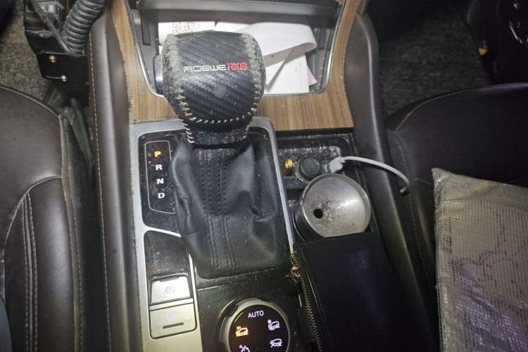 Used Roewe RX8 2018 30T Smart Connectivity All-Wheel Drive Supreme Edition Gear Lever