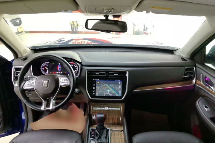 Used Roewe RX8 2018 30T Smart Connectivity Two-Wheel Drive Flagship Edition Interior 3