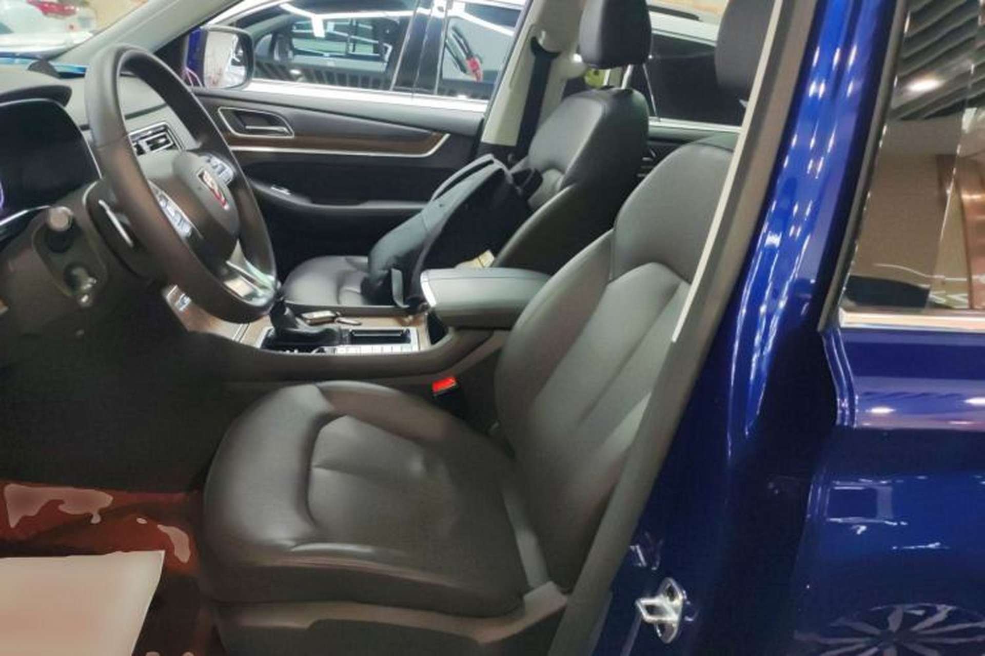 Used Roewe RX8 2018 30T Smart Connectivity Two-Wheel Drive Flagship Edition Left Front Seat
