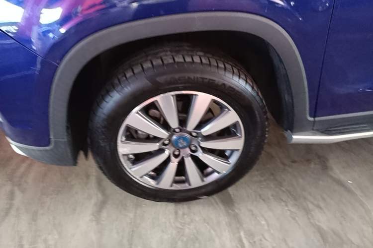 Used Roewe RX8 2018 30T Smart Connectivity Two-Wheel Drive Flagship Edition Left Front Wheel Hub