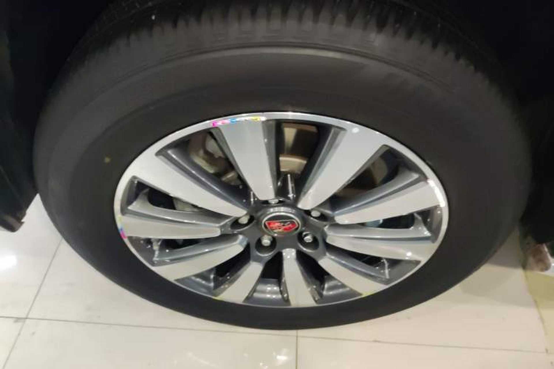 Used Roewe RX8 2018 30T Smart Connectivity Two-Wheel Drive Flagship Edition Left Front Wheel Hub