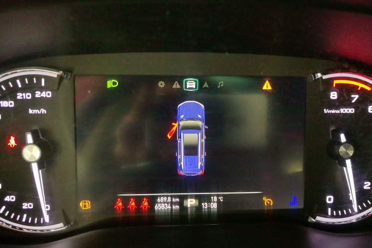 Used Roewe RX8 2018 30T Smart Connectivity Two-Wheel Drive Flagship Edition Odometer Close Up
