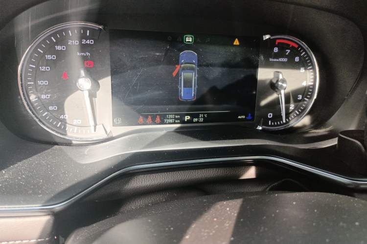 Used Roewe RX8 2018 30T Smart Connectivity Four-Wheel Drive Flagship Edition Odometer Close Up