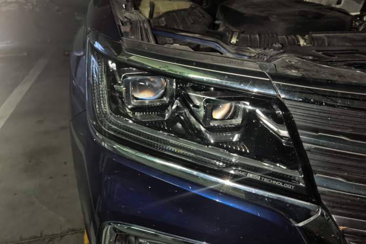 Used Roewe RX8 2018 30T Smart Connectivity Two-Wheel Drive Supreme Edition Right Front Headlight